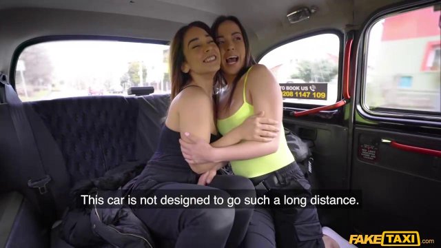 Порно видео секс в троем в машине
